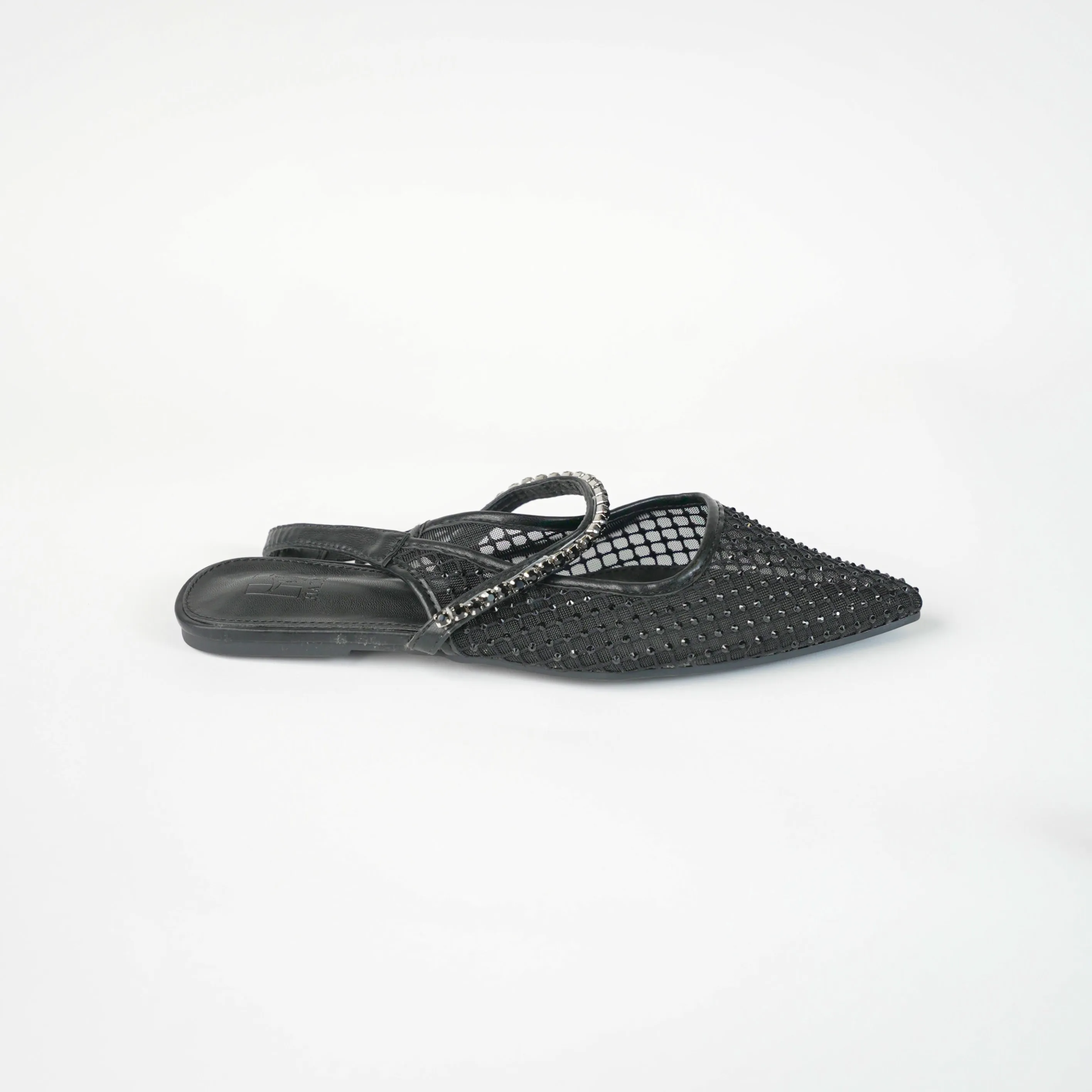 Flat shoe
