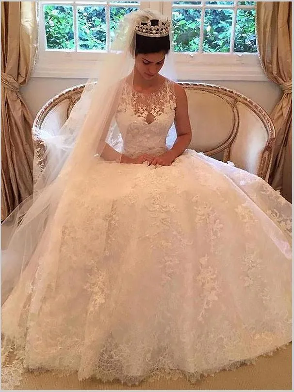 Princess Lace Applique Round Neck Wedding Dresses Court Train Dress