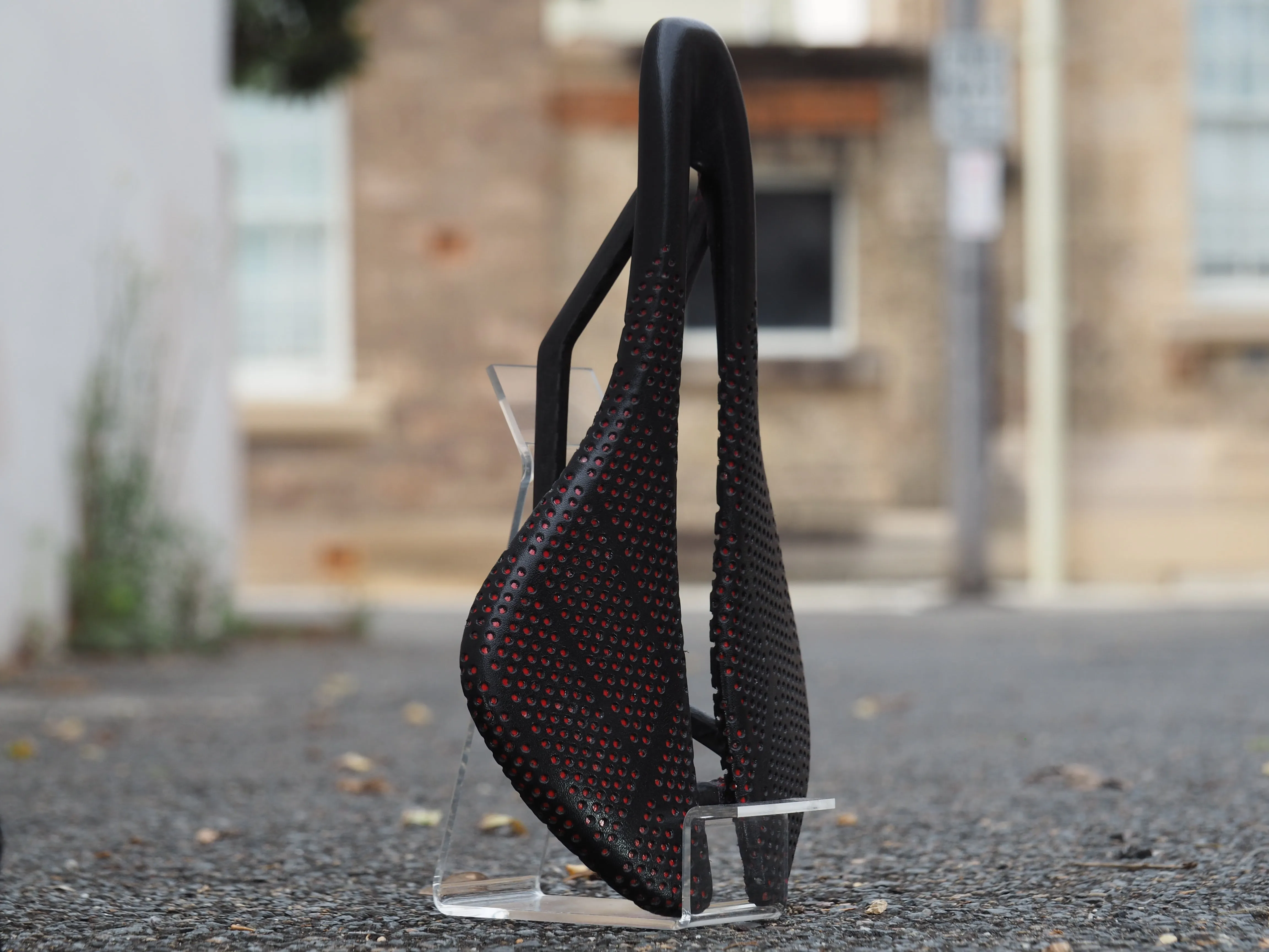 SADDLE GARDENA HERITAGE RED ALPITUDE COMPONENTS IN CARBON