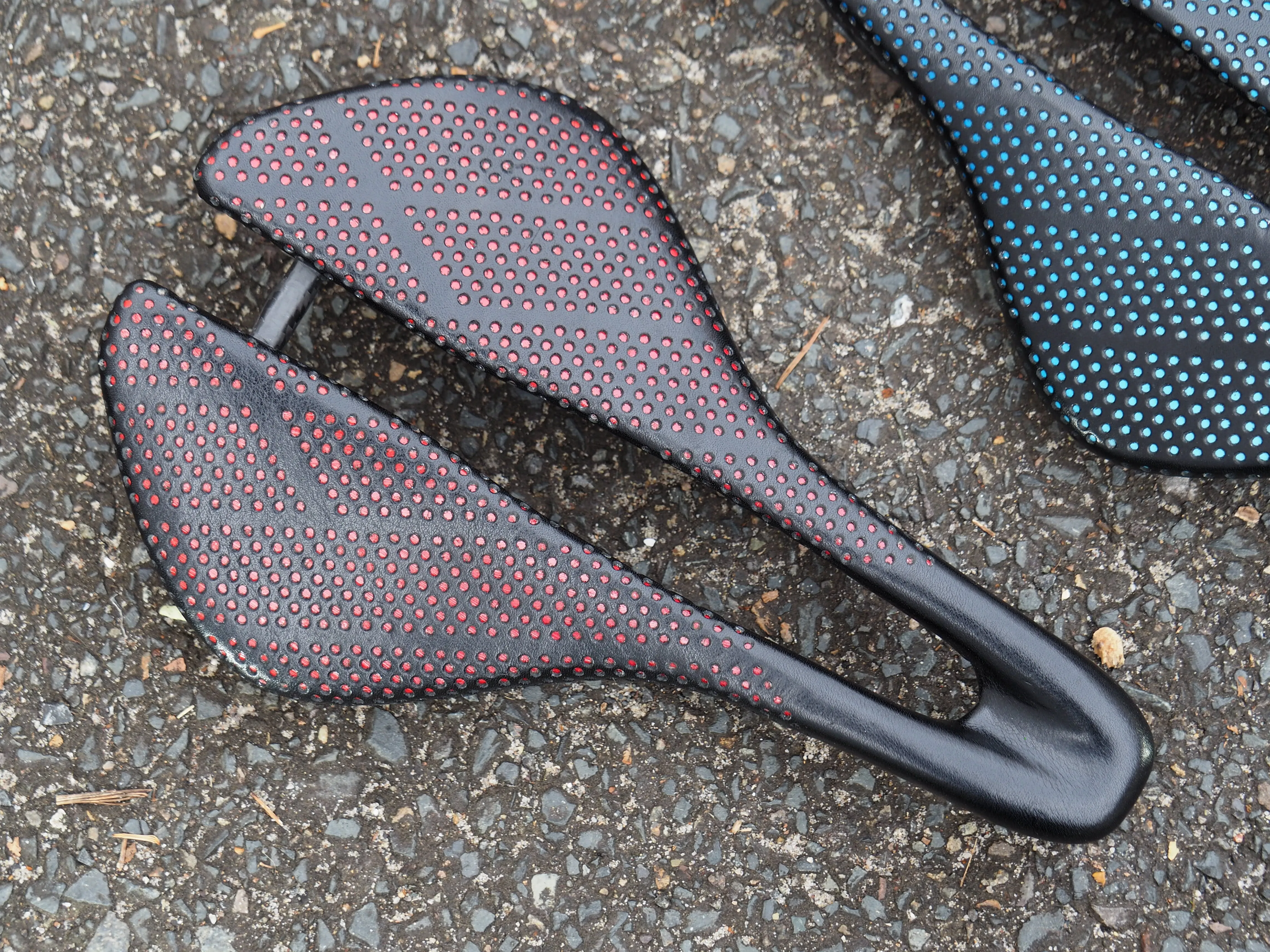 SADDLE GARDENA HERITAGE RED ALPITUDE COMPONENTS IN CARBON