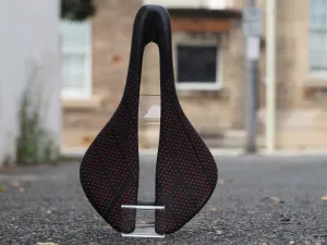 SADDLE GARDENA HERITAGE RED ALPITUDE COMPONENTS IN CARBON